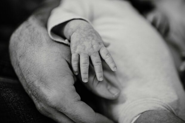 Ismaël Khelifa papa pour la 3e fois à 46 ans : le voyage le plus intense a close up of a person holding a baby