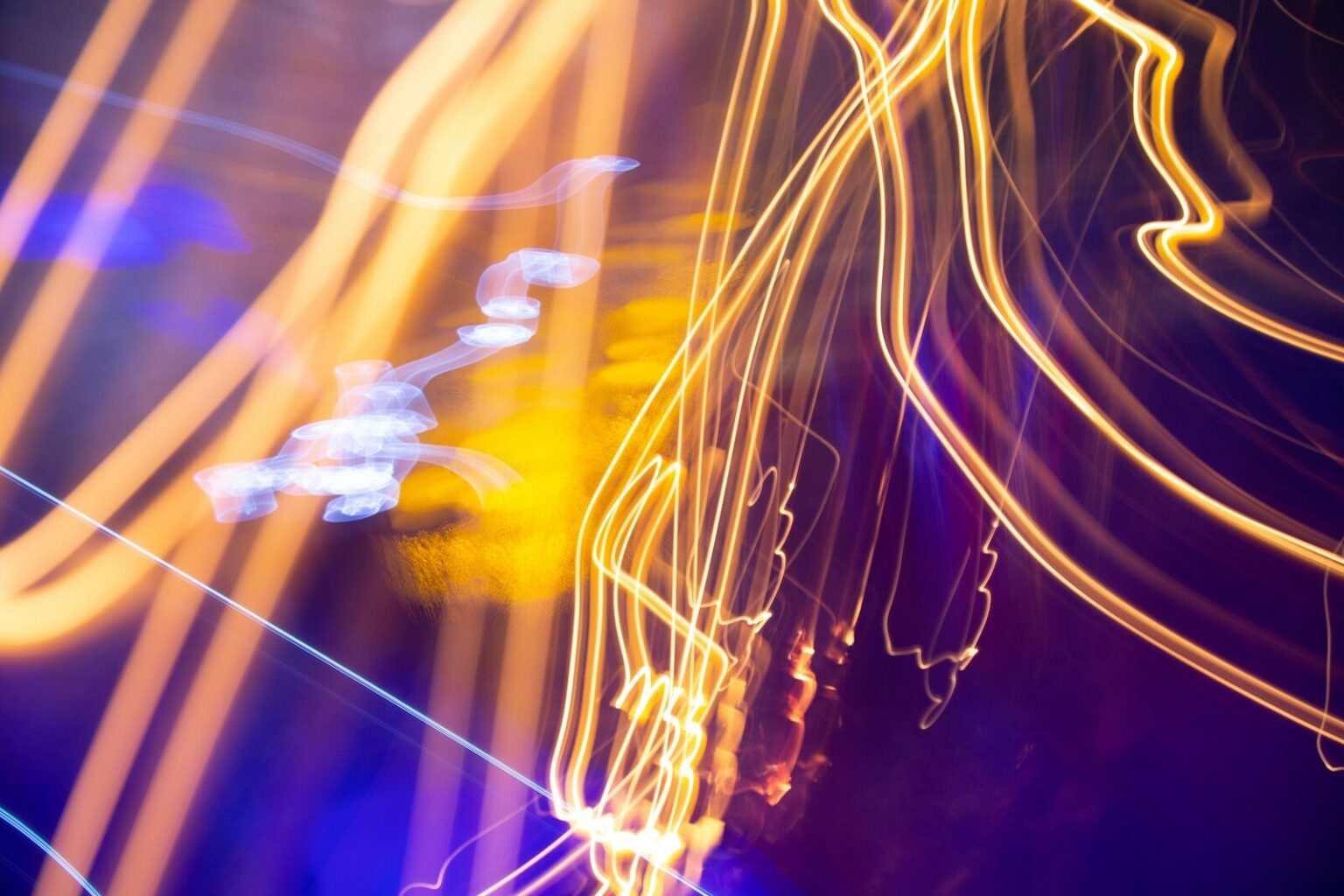 La visualisation des données comme spectacle : transformer les probabilités en art dans les espaces ludiques persons hand with blue light
