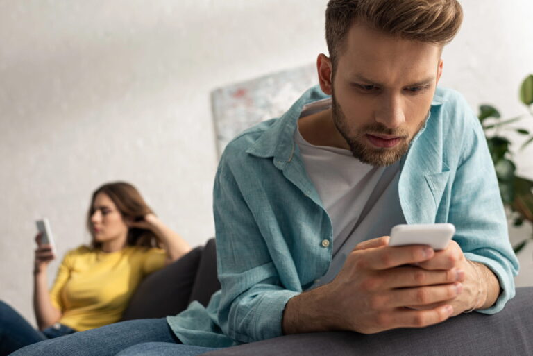 Digital detox, déconnexion des écrans, réduction du temps de smartphone : se débrancher en 2026, c’est devenu un sport de luxe digital detox