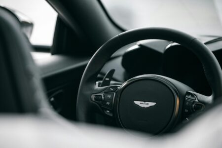 James Bond 26 : Elordi, Turner, Partridge, le casting le plus desordoné d’Hollywood black and silver jeep steering wheel