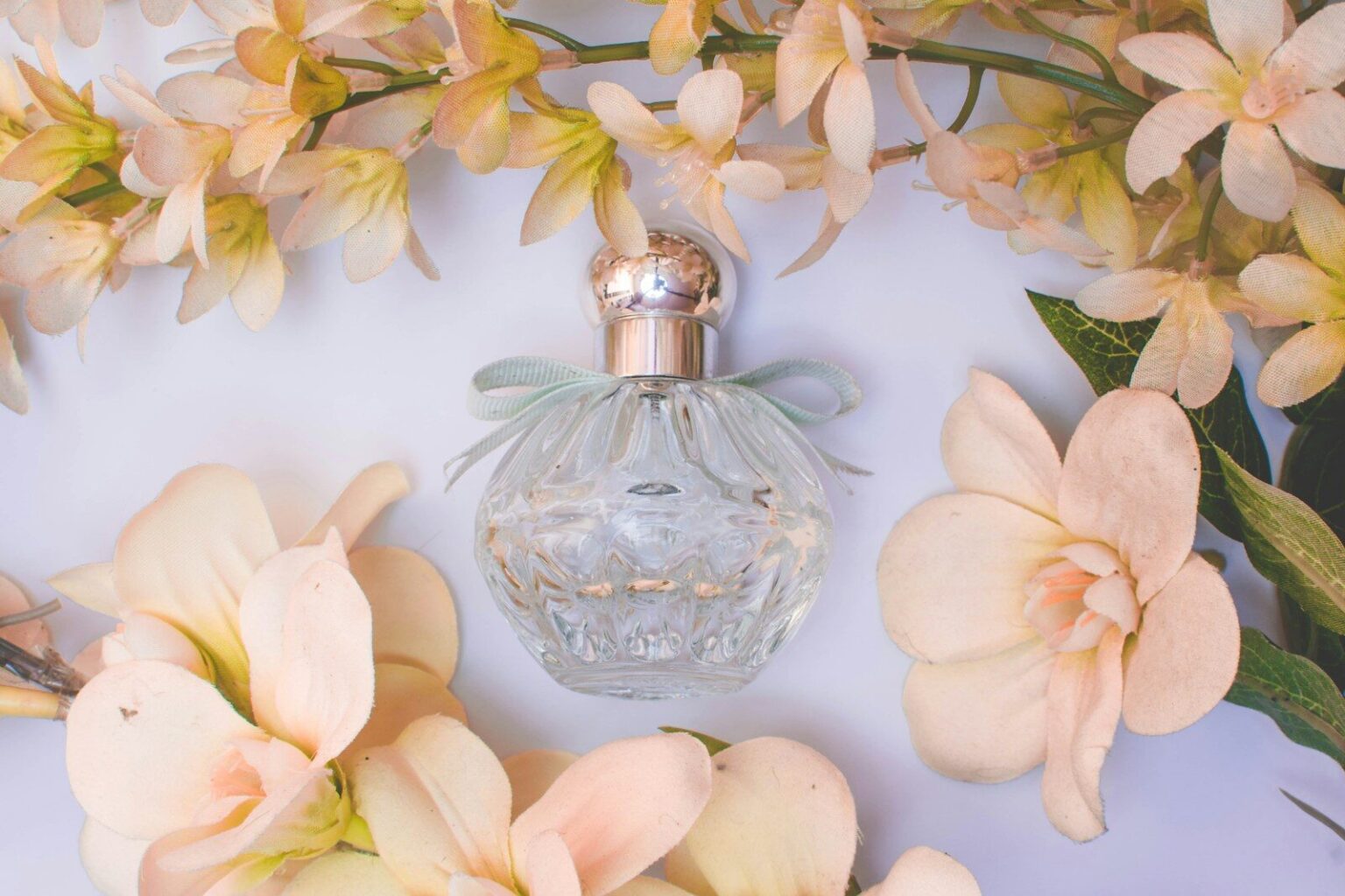 Byredo : la maison de parfum la plus convoitée du monde clear glass perfume bottle with white flowers