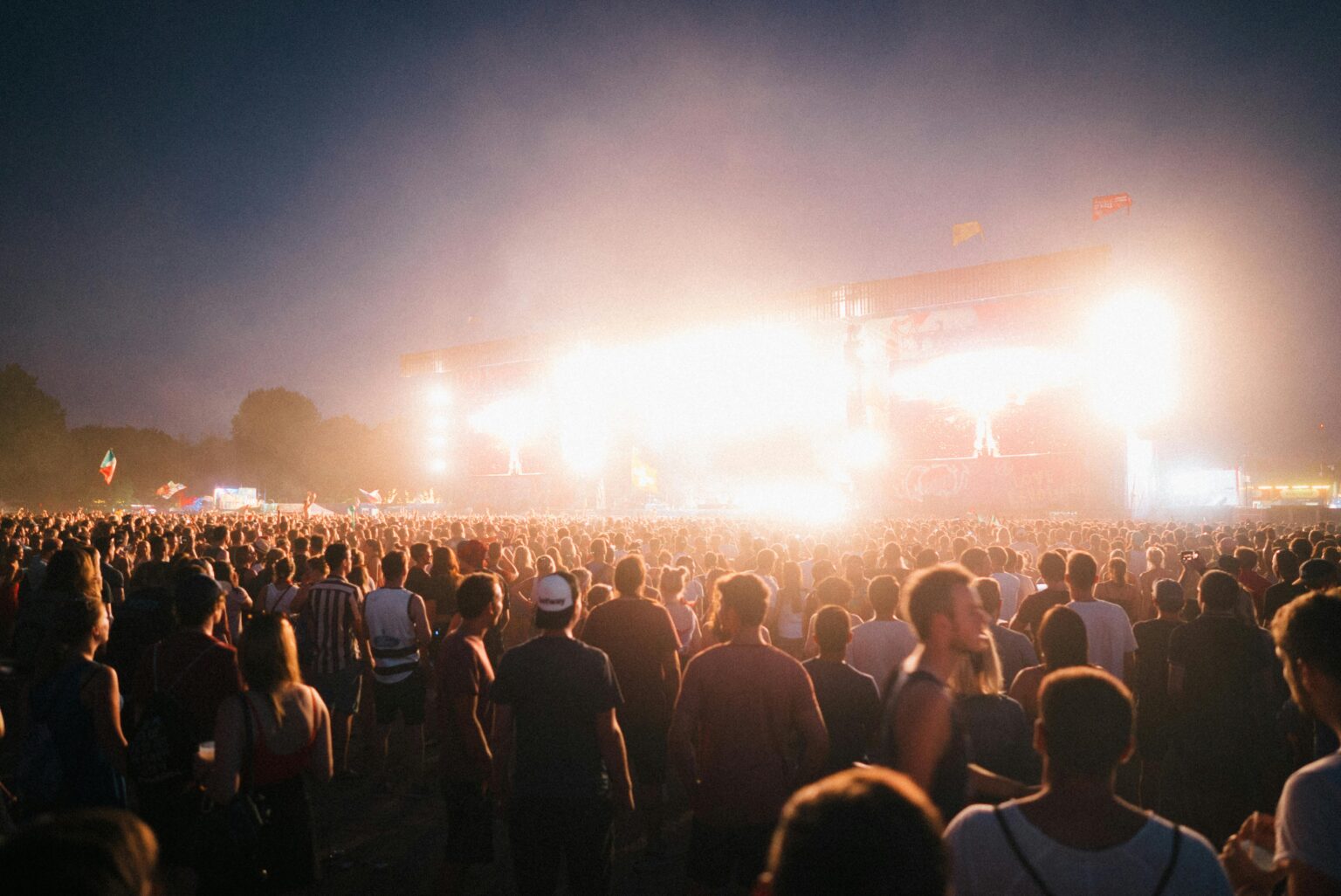 Fête de la Musique 2026 : les plus gros événements, concerts gratuits et programme complet en France A lively music festival in Budapest with a large crowd enjoying bright stage lights at night.