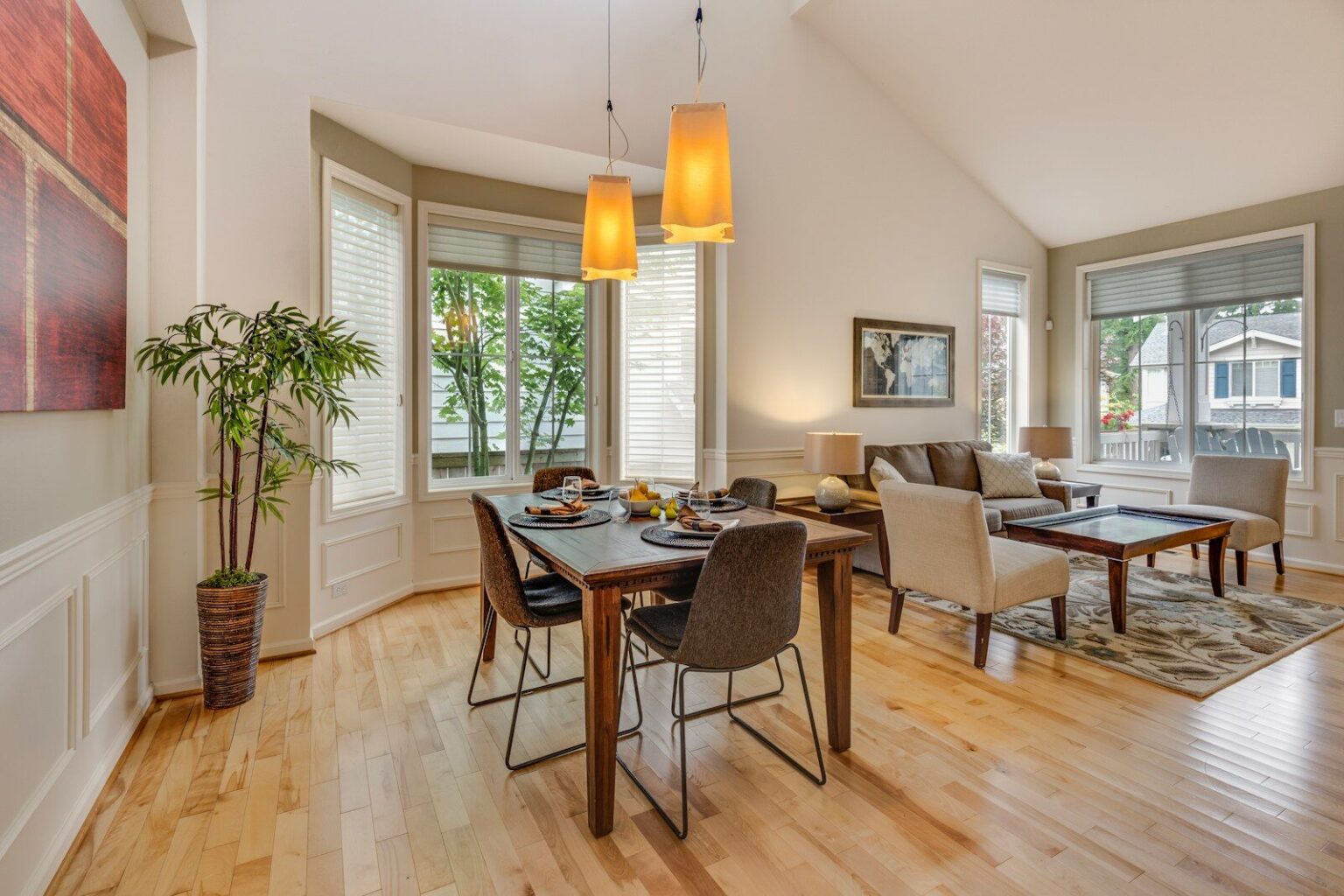 Aménager sa salle pour qu’elle paraisse plus grande : les astuces qui ne mentent pas (ou presque) brown-and-black wooden 5-piece dining set