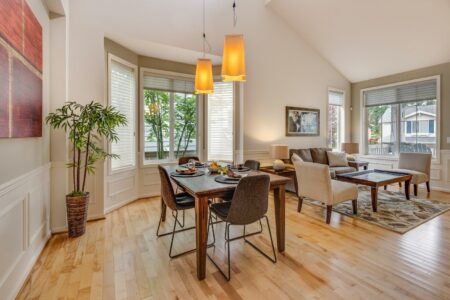 Aménager sa salle pour qu’elle paraisse plus grande : les astuces qui ne mentent pas (ou presque) brown-and-black wooden 5-piece dining set