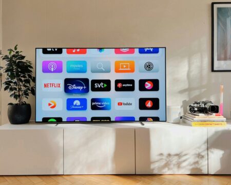 Retombées business d’une campagne pub TV : ROI, ventes, notoriété, pourquoi la télévision pèse encore lourd en 2026 a flat screen tv sitting on top of a white cabinet