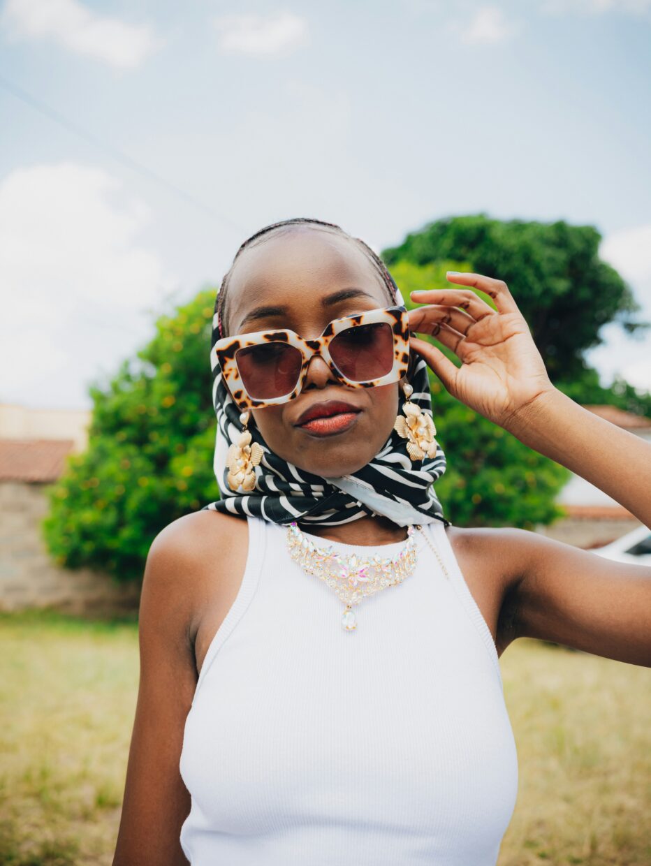 Plastron, choker, sautoir : le triptyque du cou qui fait le job