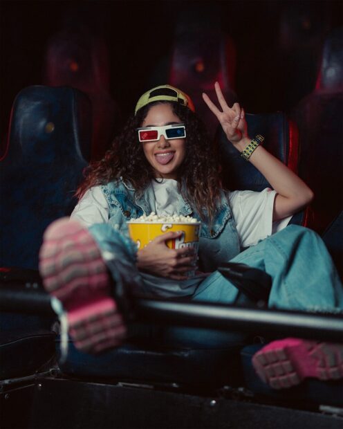 Génération Z au cinéma : les fossoyeurs qui remplissent les salles, ou comment se tromper de procès a woman wearing 3d glasses sitting in a movie theater