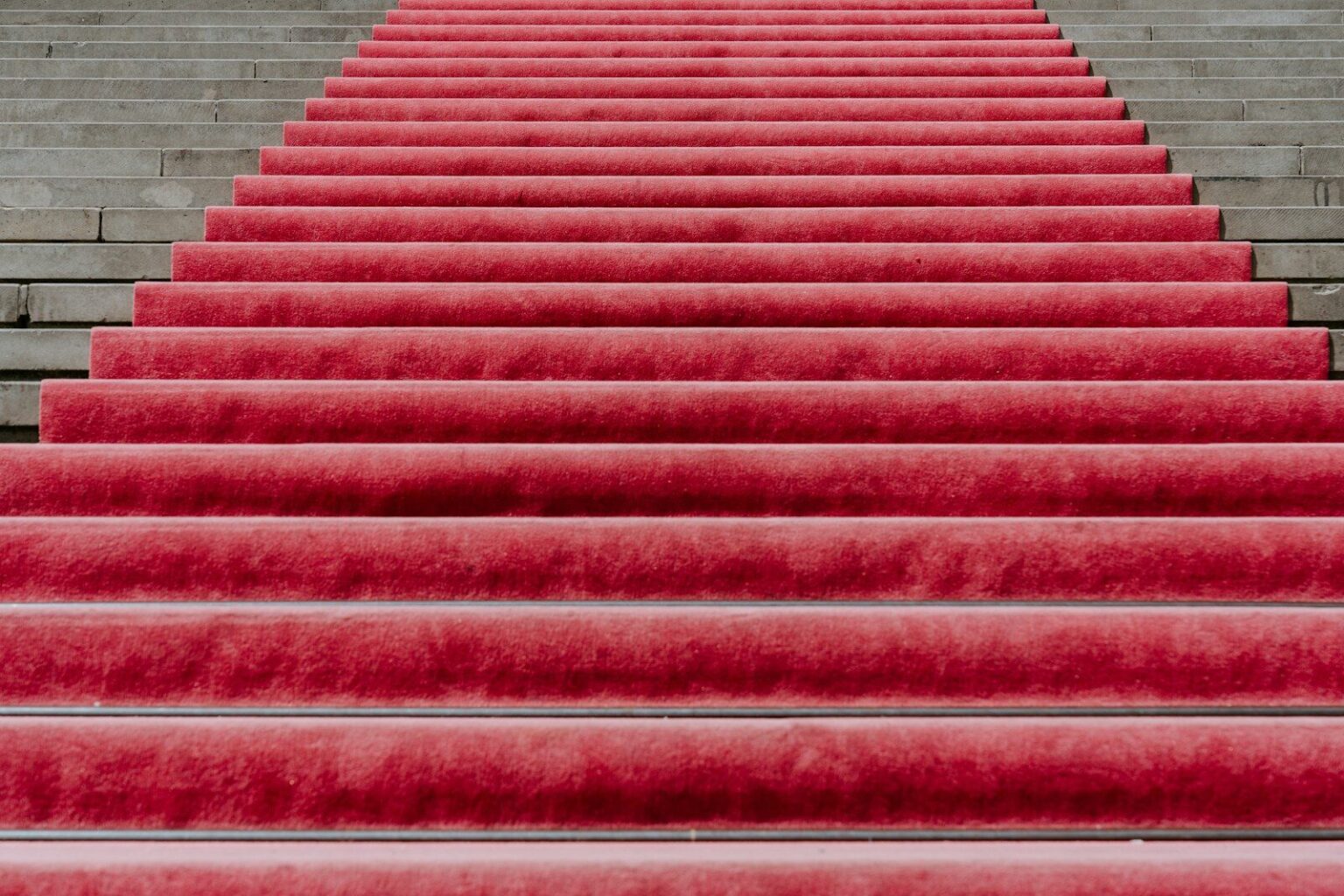 Cannes 2026 : ces stars qui vont se farcir les marches deux fois (ou plus) red rug on stairs
