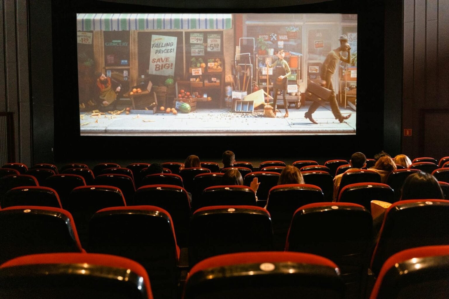Sorties cinéma du 3 juin 2026 : de Gaulle arrive à Londres, les Wayans reviennent de l’enfer A cozy indoor movie theater showing an animated film to a small audience.