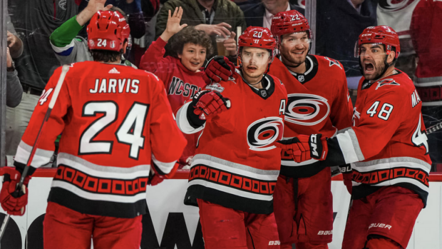 Prévision Hurricanes-Golden Knights Joueurs des Hurricanes pendant le match