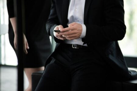 Le code invisible au travail : ce que vous portez dit bien plus que vous ne le pensez man in black suit with phone in hand