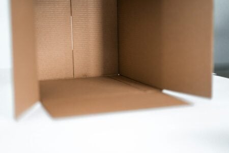 Étiquetage industriel sur carton : la petite étiquette qui cache un chantier réglementaire cardboard box