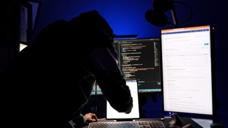Searcher : à 18 ans, il met la France entière dans une barre de recherche a man sitting in front of a computer monitor