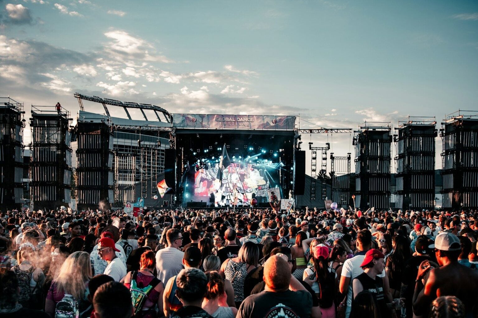 Été cinéphile : zoom sur les festivals incontournables people gathering on concert during daytime