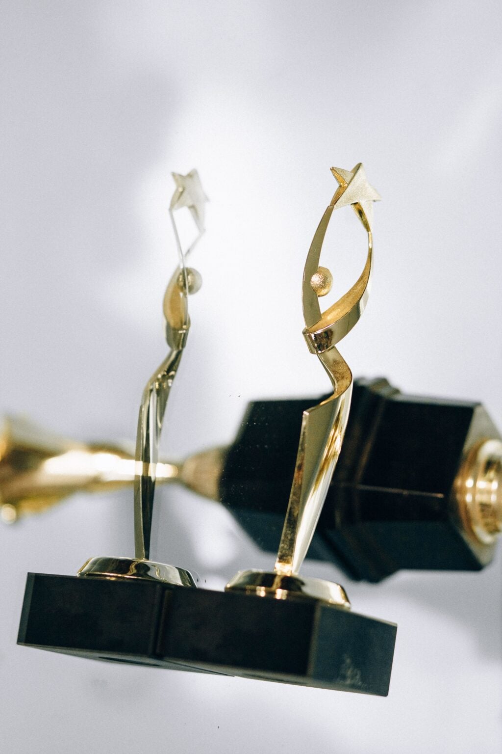 Paris Match lance son Grand Prix Photo national An elegant golden trophy with a star design, symbolizing excellence and achievement, perfect for award ceremonies.