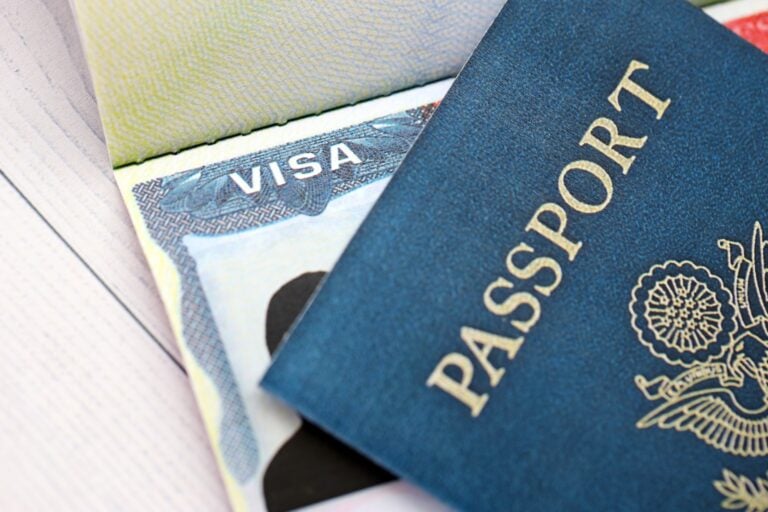 Visa, travel ban et 15 000 $ de caution : partir aux USA pour la Coupe du monde 2026 est devenu un sport de combat USA visa in an open passport page and United States passport cover on background