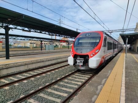 Ordinateurs durcis : ces machines invisibles qui font tourner les trains, les usines et les réseaux d’énergie estación de ferrocarril de utrera