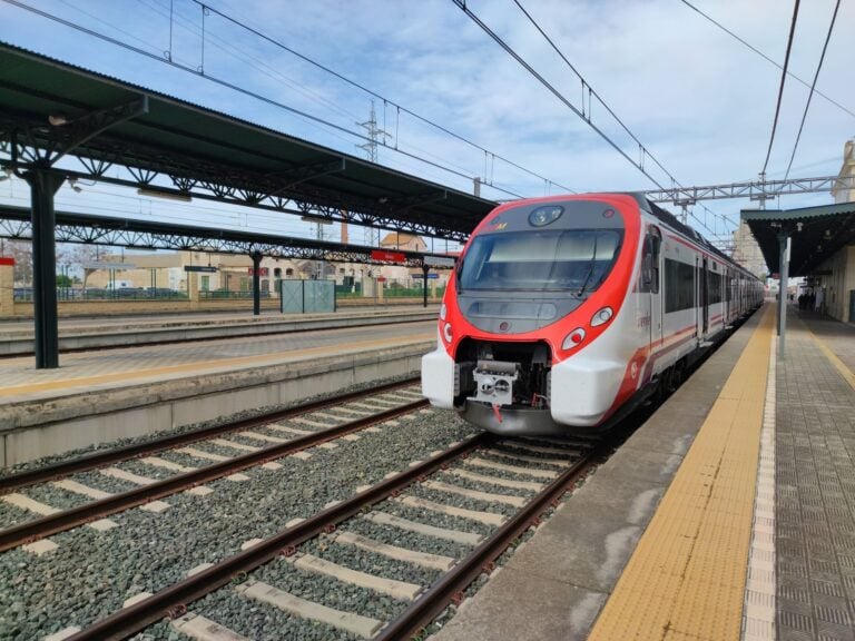 Ordinateurs durcis : ces machines invisibles qui font tourner les trains, les usines et les réseaux d’énergie estación de ferrocarril de utrera