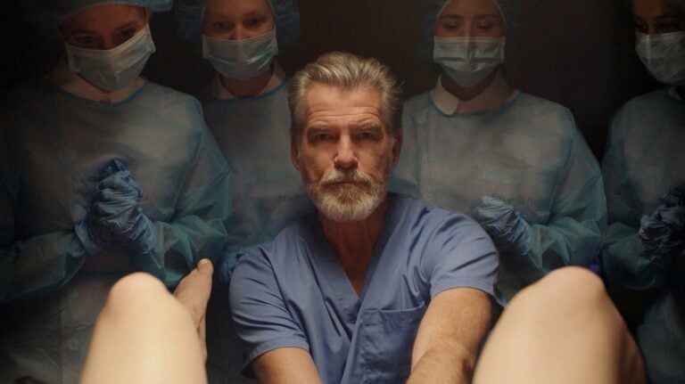 Pierce Brosnan dans False Positive : le faux docteur qui fait vraiment froid dans le dos