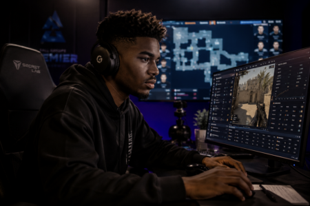Analyste esport suivant un match de CS2 sur plusieurs écrans