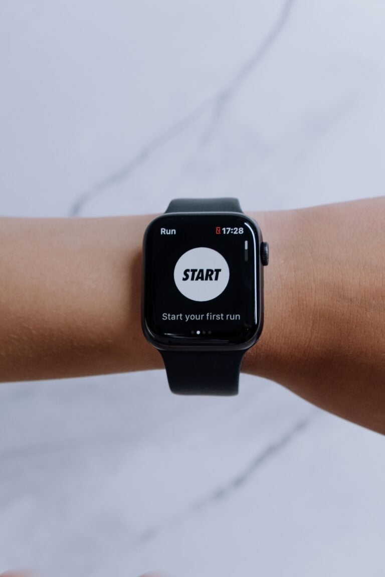 Apple Watch : la montre qui est devenu un accessoire de mode à part entière Close-up of a smartwatch showing a running app on a marble background.