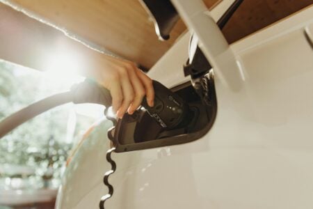 Combien coûte vraiment la recharge d’une voiture électrique au quotidien ? L'autoroute, ou l'art de payer le prix de l'essence en restant électrique