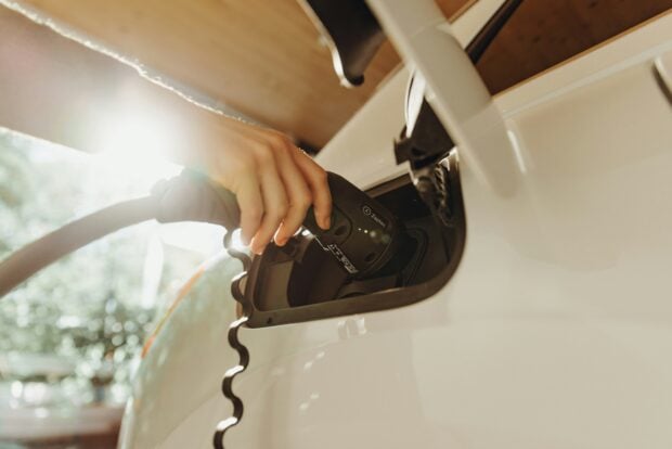 Combien coûte vraiment la recharge d’une voiture électrique au quotidien ? L'autoroute, ou l'art de payer le prix de l'essence en restant électrique