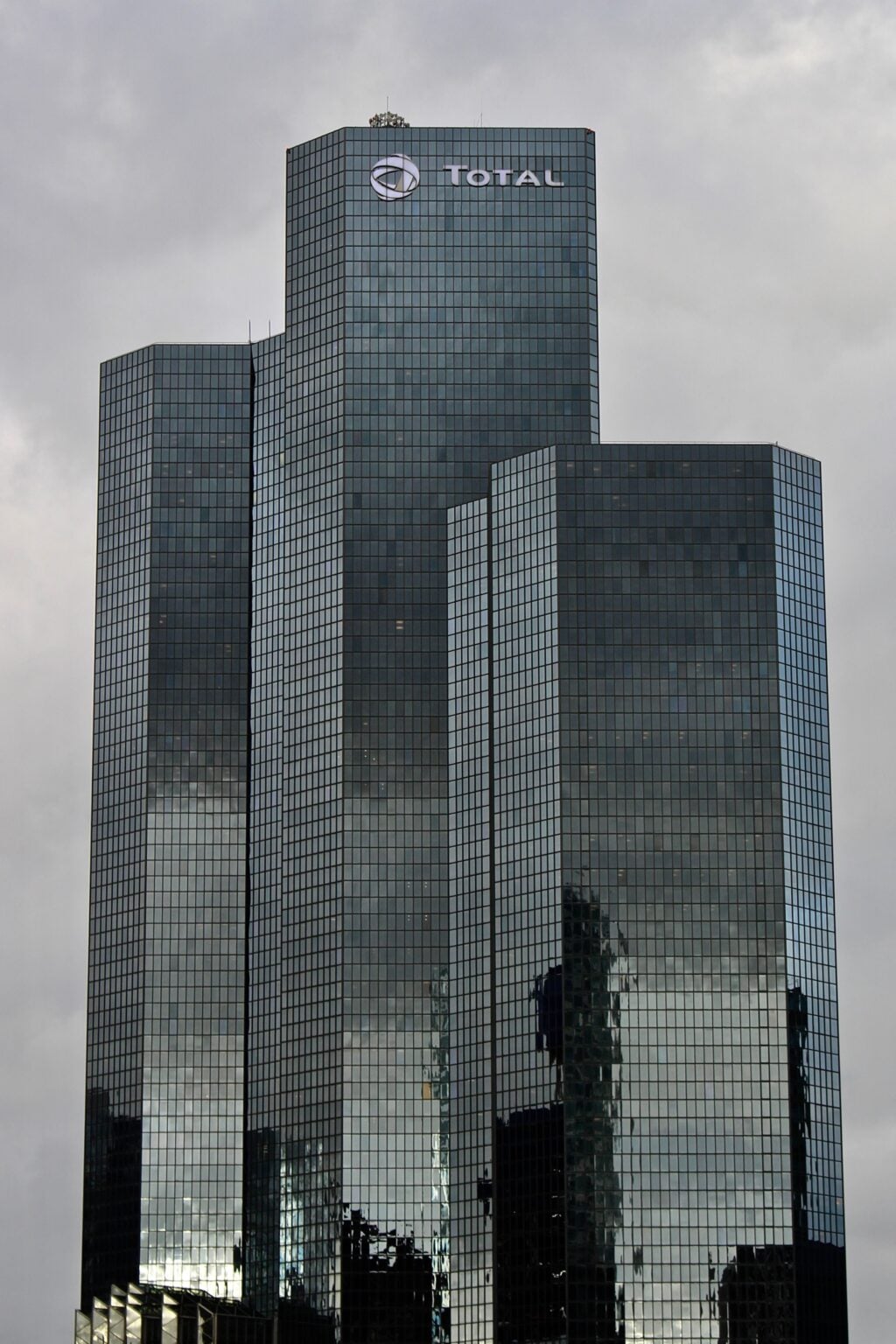 Classement des entreprises françaises : les mastodontes tiennent la baraque, mais la France joue encore ses vieux tubes Tall modern skyscraper with reflective windows in La Défense business district, France.