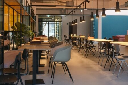 Préavis dans la restauration : comment ça fonctionne vraiment ? Modern office space with tables and chairs