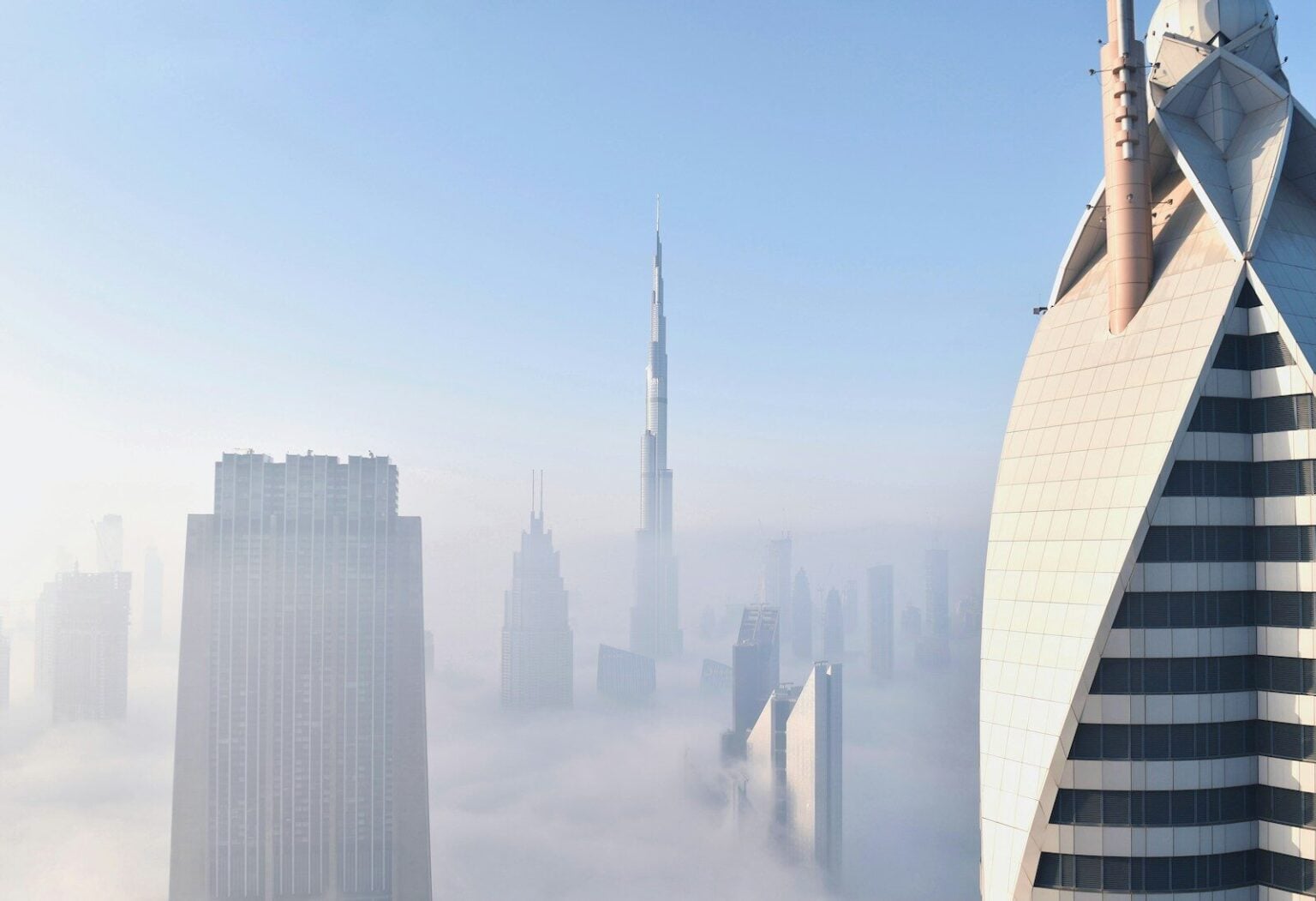 Business Setup In Dubai : pourquoi les zones franches attirent les entrepreneurs internationaux high rise buildings during daytime
