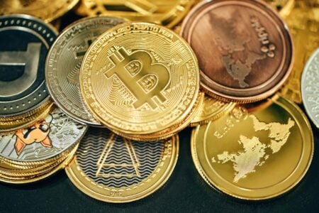 L’accessibilité des cartes crypto en Europe a pile of gold and silver bitcoins