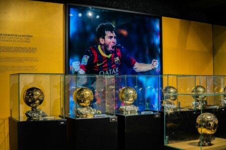 Messi évoque la photo du bain avec Lamine Yamal avant la finale du Mondial a person standing behind trophies
