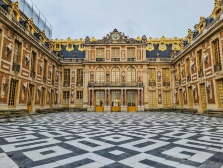Les hôtels et les palaces les plus luxueux de la capitale parisienne a large building with a checkered floor in front of it