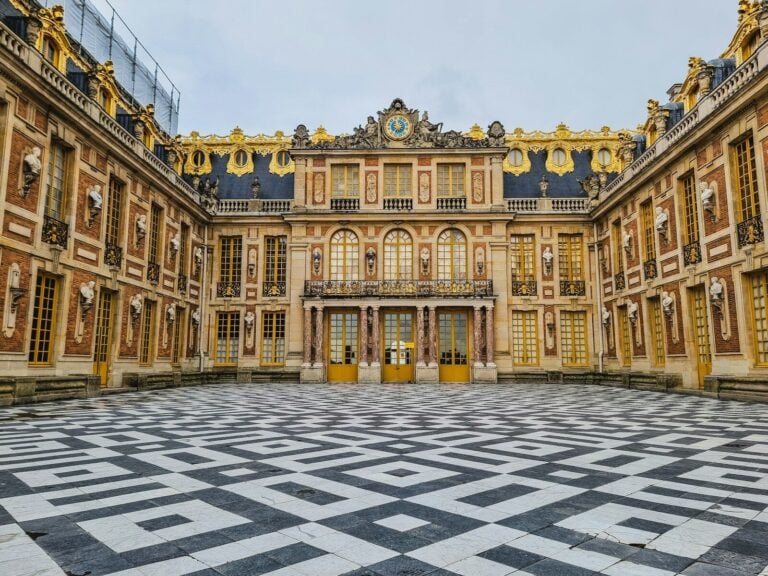 Les hôtels et les palaces les plus luxueux de la capitale parisienne a large building with a checkered floor in front of it