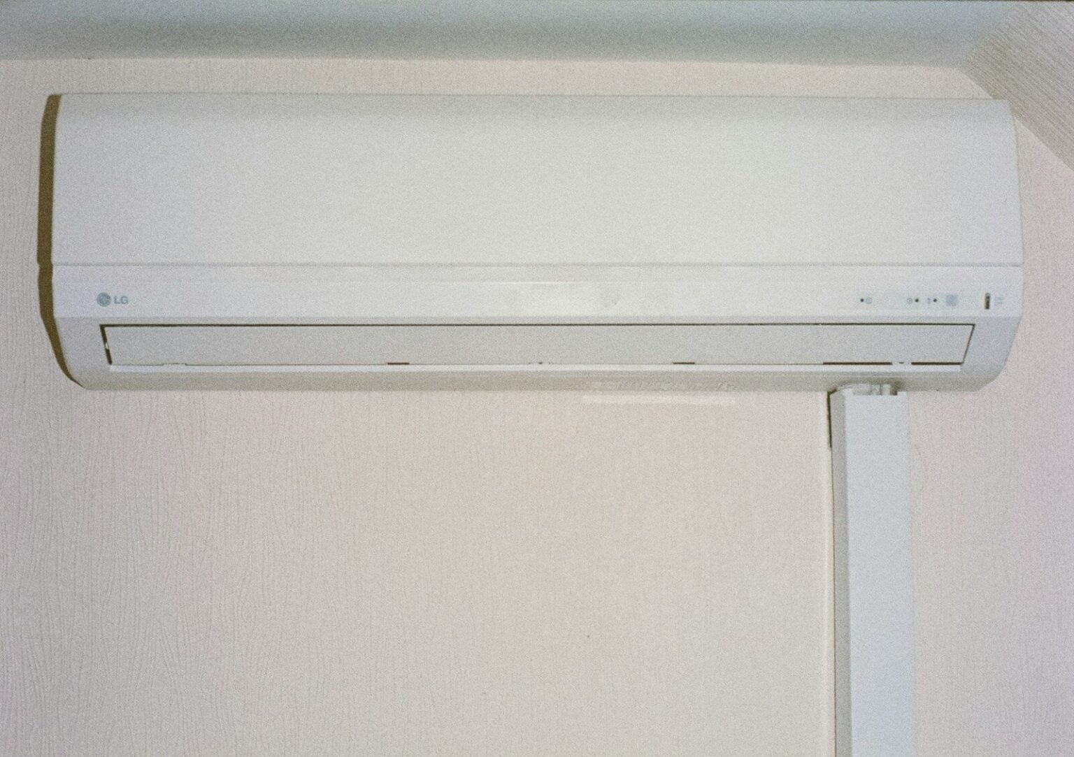 Epicooler avis : le rafraîchisseur d’air qui promet plus que la thermodynamique ne peut tenir A white air conditioner mounted on a wall.