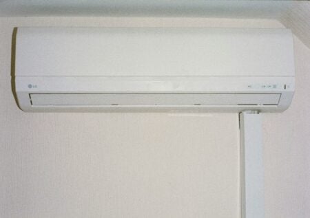 Epicooler avis : le rafraîchisseur d’air qui promet plus que la thermodynamique ne peut tenir A white air conditioner mounted on a wall.
