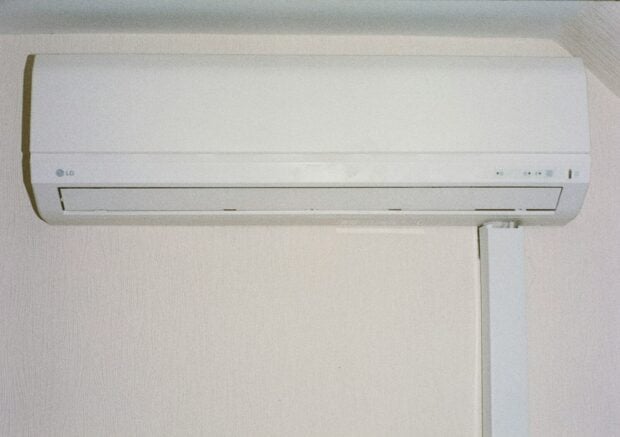 Epicooler avis : le rafraîchisseur d’air qui promet plus que la thermodynamique ne peut tenir A white air conditioner mounted on a wall.