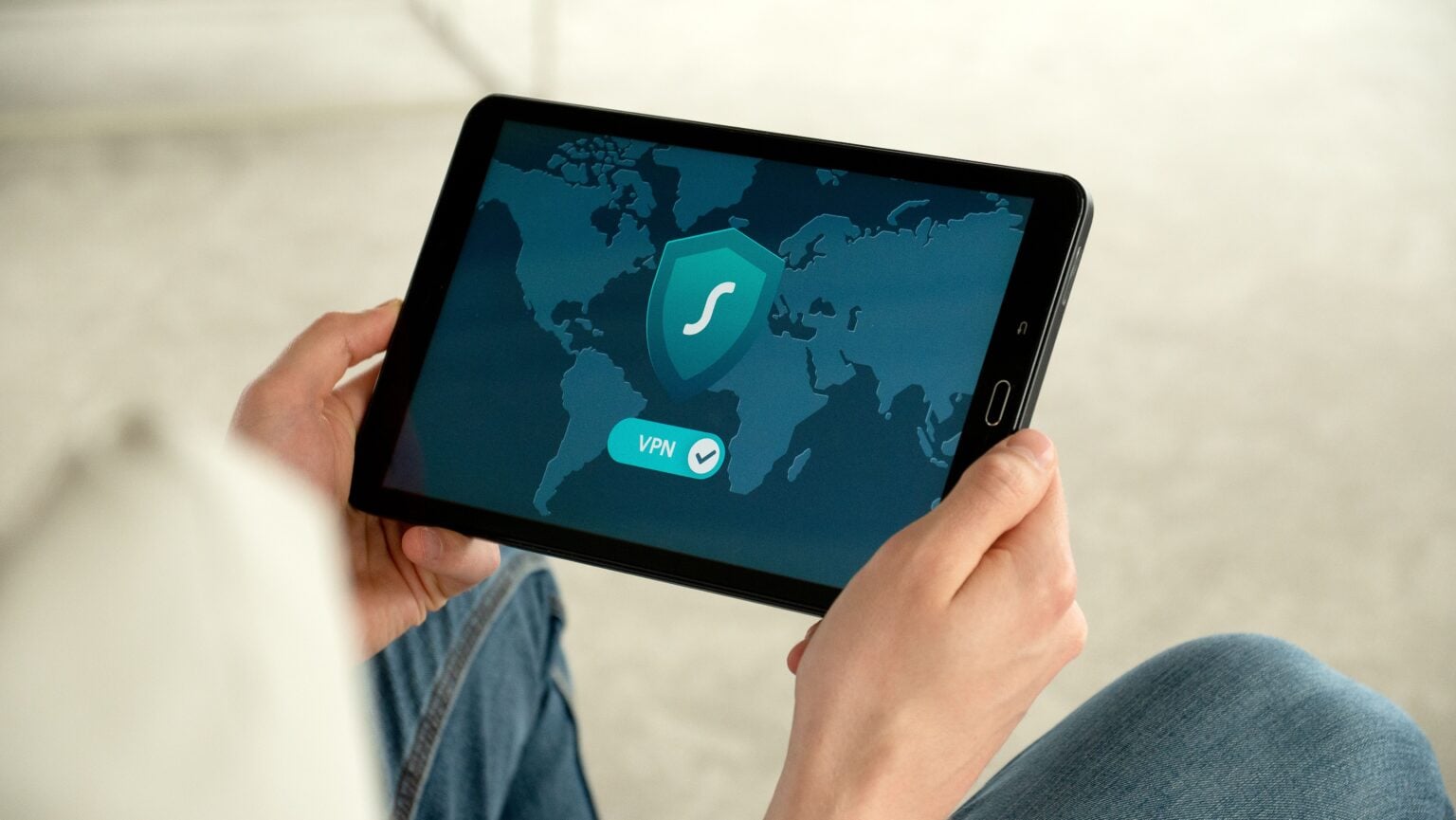 VPN interdits en France ? La ministre balance le sujet, recule aussi vite Person holding tablet with VPN connection screen for secure internet browsing.