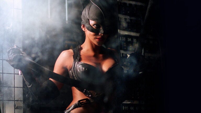 Pourquoi Catwoman n’a pas pu s’appeler Selina Kyle : le casse-tête Halle Berry, Warner et Michelle Pfeiffer