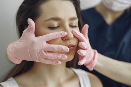 Comment faire un choix réfléchi en chirurgie esthétique ? A soothing facial massage at a spa, highlighting relaxation and skincare beauty.