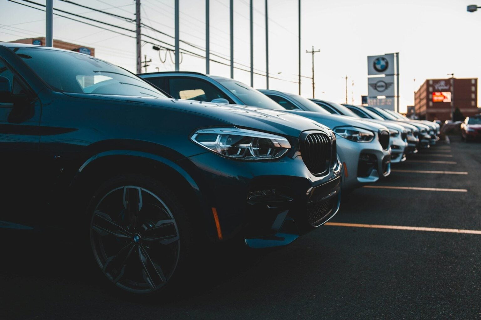 Premier achat automobile en Belgique : le guide pratique a row of cars parked in a parking lot