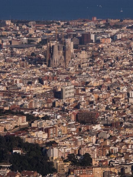 Barcelone après trois séjours : on a payé, on a transpiré, voici notre avis sans filtre Aerial view of the iconic Sagrada Familia amidst Barcelona's dense cityscape.