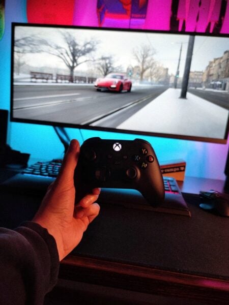 Guide de gameplay de Forza Horizon 6 : exploration des routes, de la culture et d’une course automobile réinventée au Japon person holding black xbox one game controller