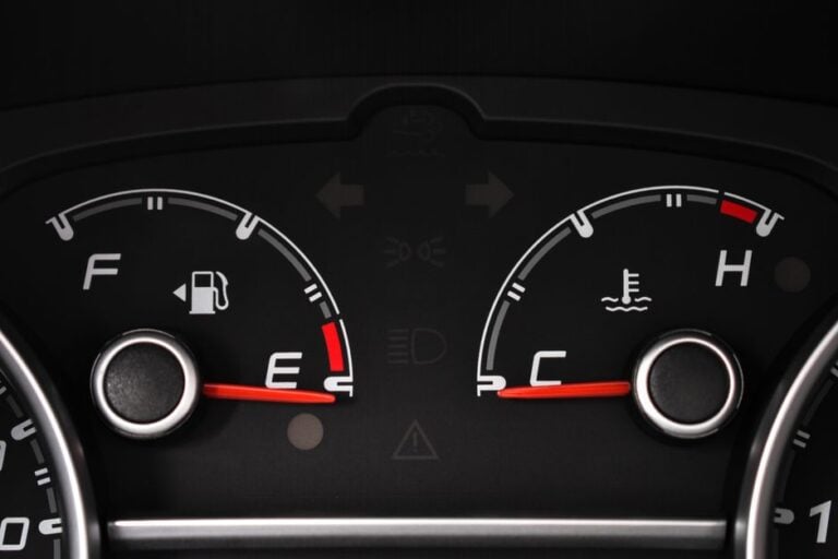 Économiser son carburant en voiture : 7 réflexes concrets Detailed view of a car's fuel and temperature gauges on dashboard.