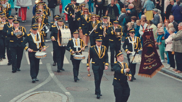 The Marching Band : la fanfare française qui fait danser le mélo et la fraternité