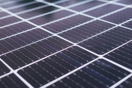 Panneau solaire pour maison : vrai bon plan ou joli piège à 15 000 euros Detailed close-up view of solar panels showcasing renewable energy technology.