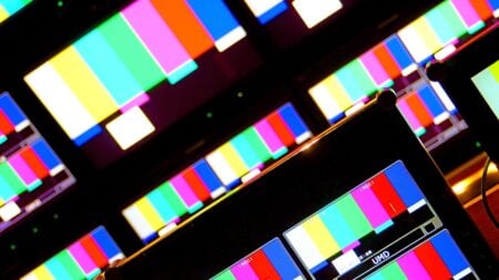 Streaming vs TNT : 70% des Français ont payé leur ticket d’entrée black blue green purple and pink multi color glass window