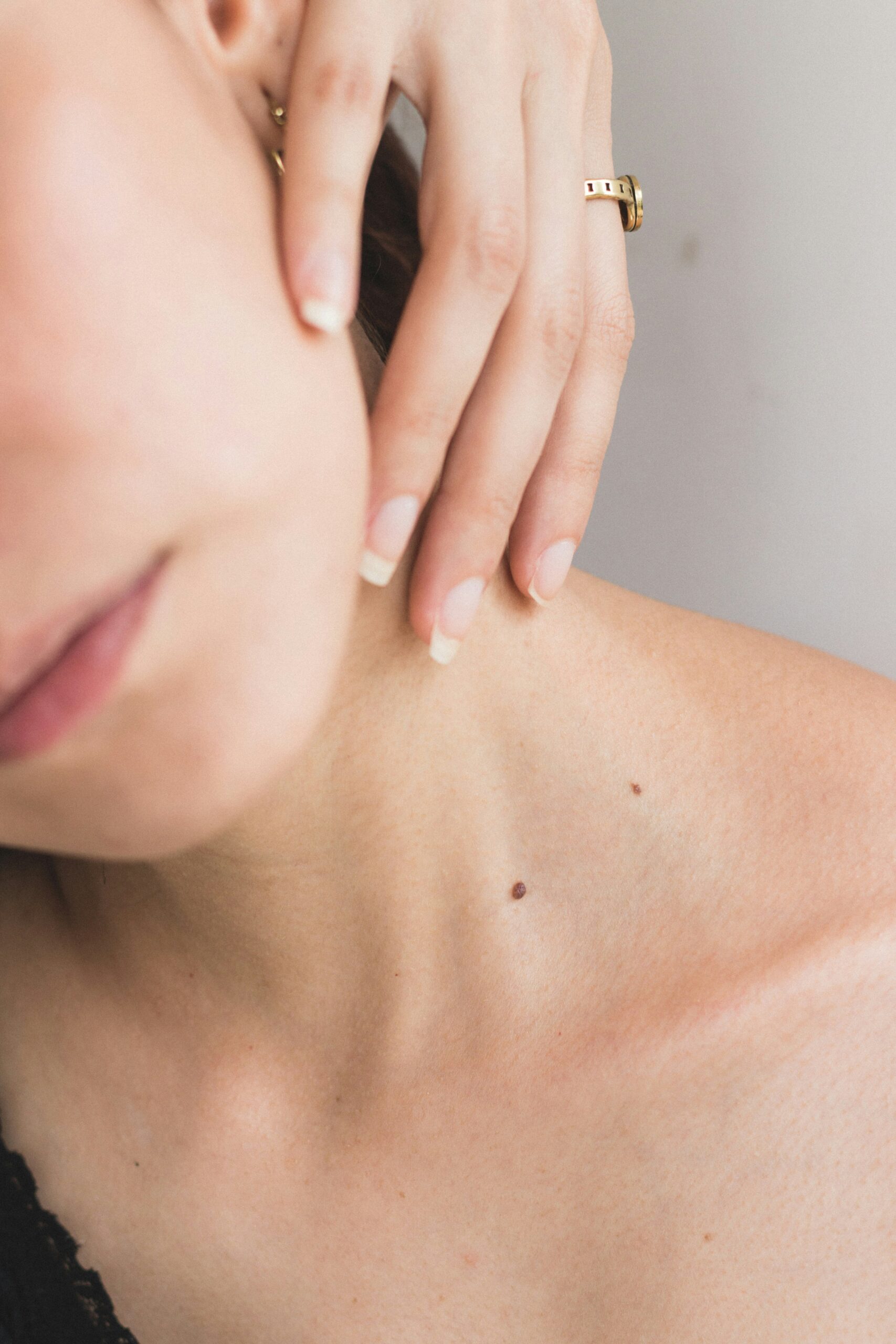 Protéger sa peau du soleil avant de chercher à tout corriger