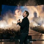 Illustration éditoriale — Niall Horan fait résonner la voix de Liam Payne sur scène