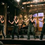 Illustration éditoriale — KATSEYE fait ses débuts dans Saturday Night Live à quatre